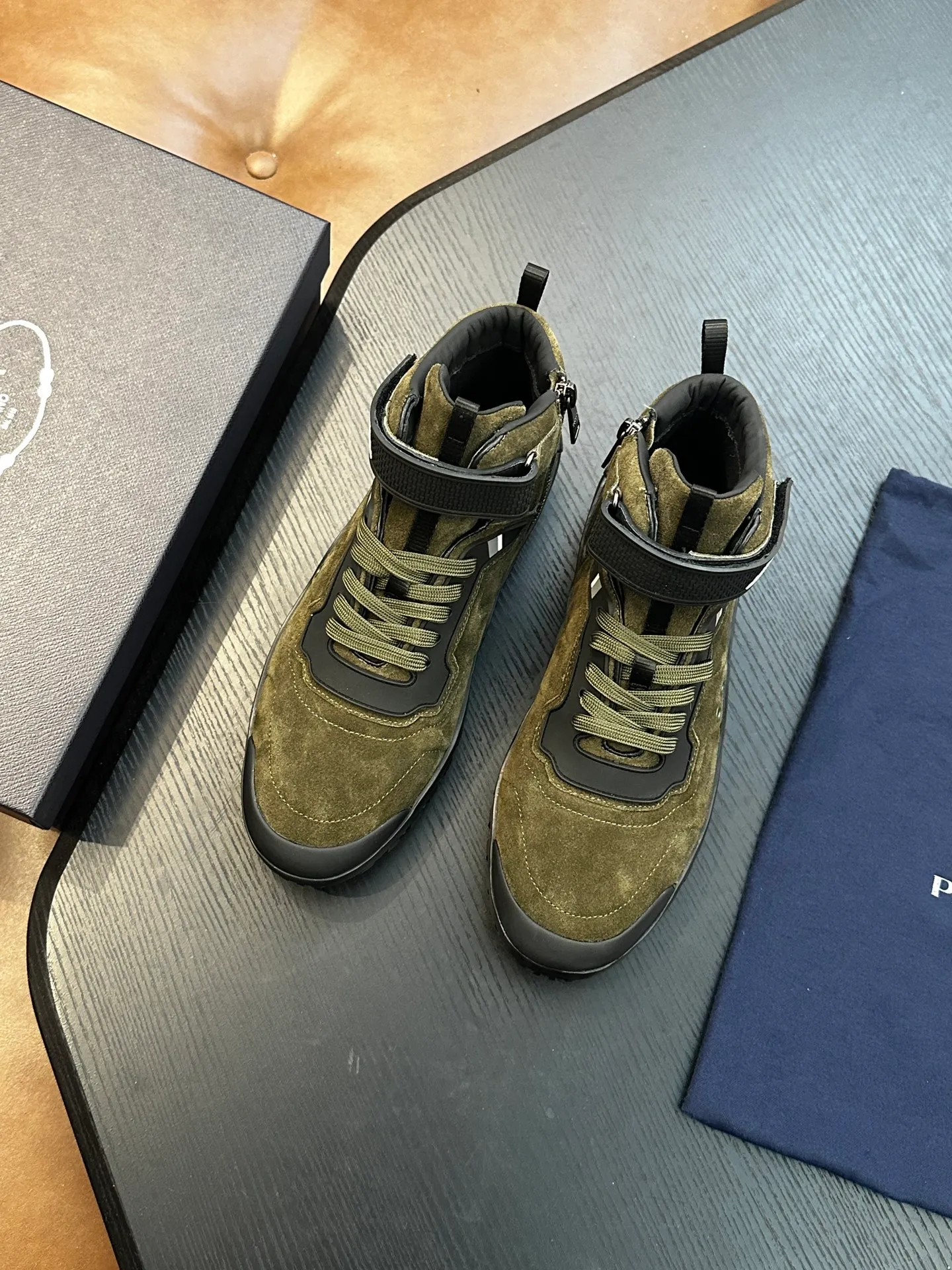 [ PRADA ] Top P: 880💰 ▪️Size: 39-44 (customized at 38.45) Prad*Prada (Mauri order can be made) new men's nylon fabric sneakers This casual sneaker combines elegant and innovative design. It is made of nylon stretch fabric and has a slip-on design. The upper strap is equipped with an adjustable metal buckle, and the letters "PRADA" are eye-catching on the side of the shoe. Comes with full original packaging!